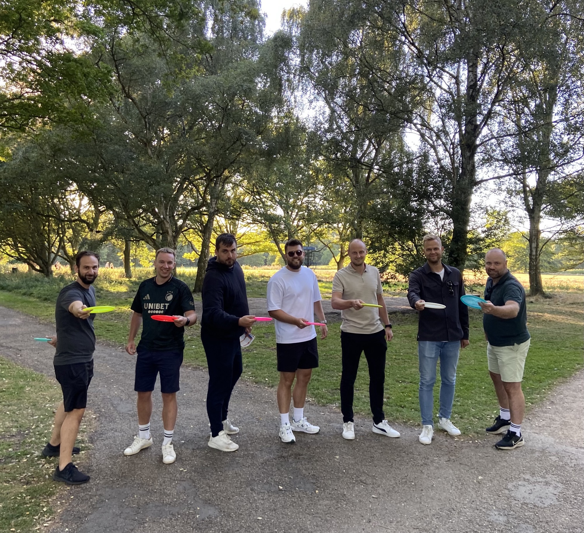 Deltagere fra Wismo med golf-discs i Valbyparken